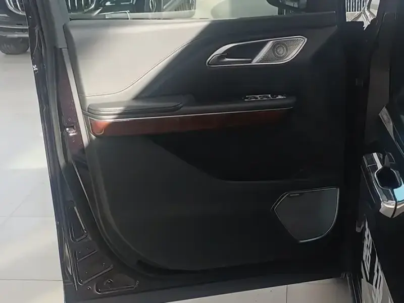 2024 Hongqi HQ9 с пробегом 8 800 км
