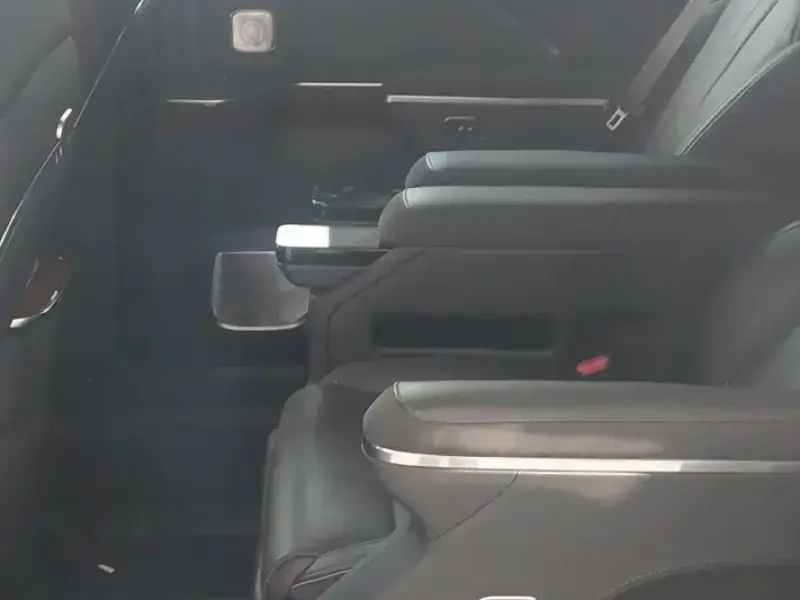 2024 Hongqi HQ9 с пробегом 8 800 км