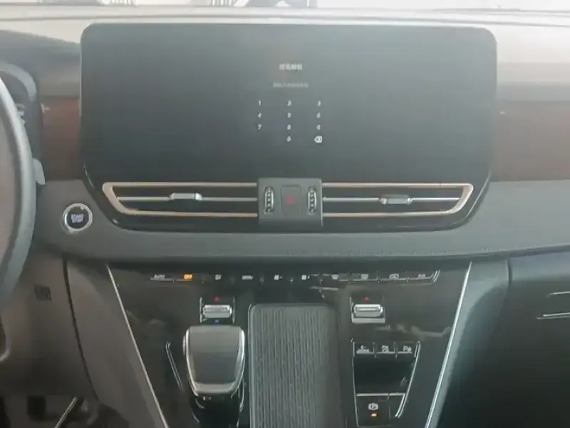 2024 Hongqi HQ9 с пробегом 8 800 км