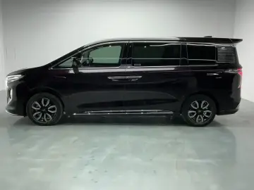 2022 Hongqi HQ9 с пробегом 13 500 км