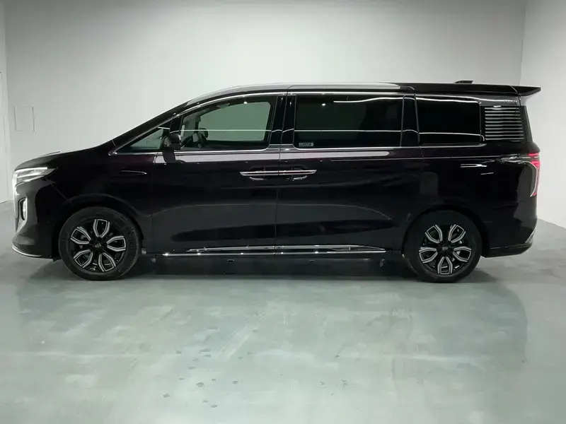 2022 Hongqi HQ9 с пробегом 13 500 км