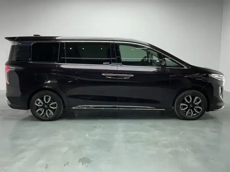 2022 Hongqi HQ9 с пробегом 13 500 км
