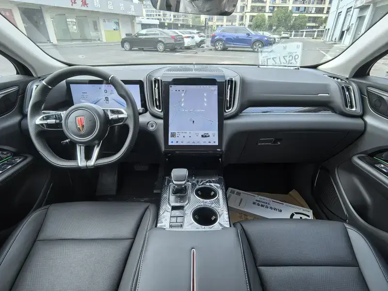 2025 Hongqi HS3 с пробегом 100 км