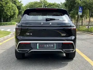 2025 Hongqi HS3 с пробегом 3 000 км