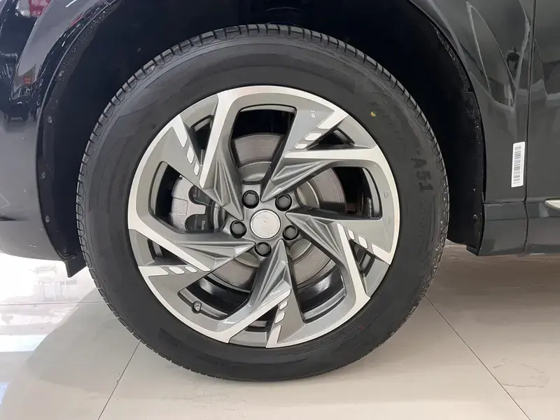 2024 Hongqi HS3 с пробегом 32 000 км