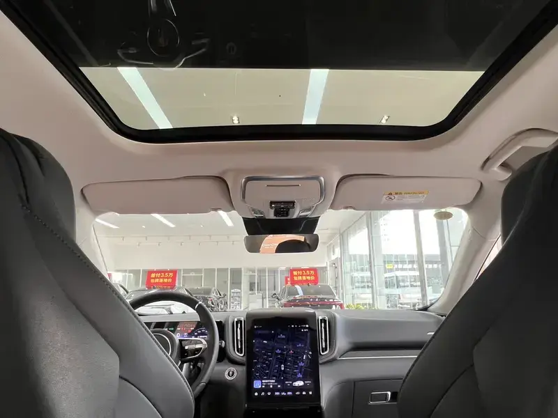 2024 Hongqi HS3 с пробегом 32 000 км