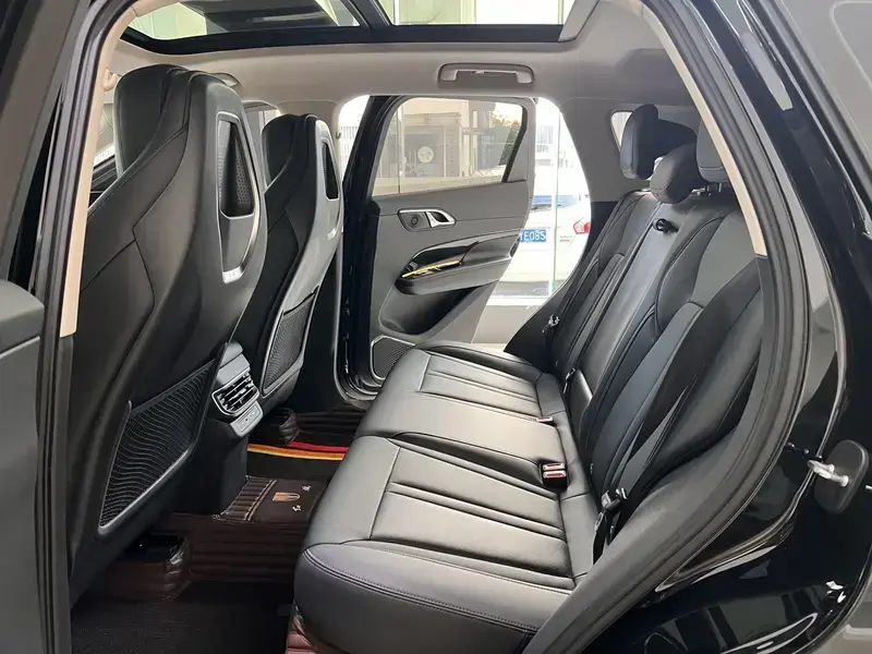 2024 Hongqi HS3 с пробегом 32 000 км