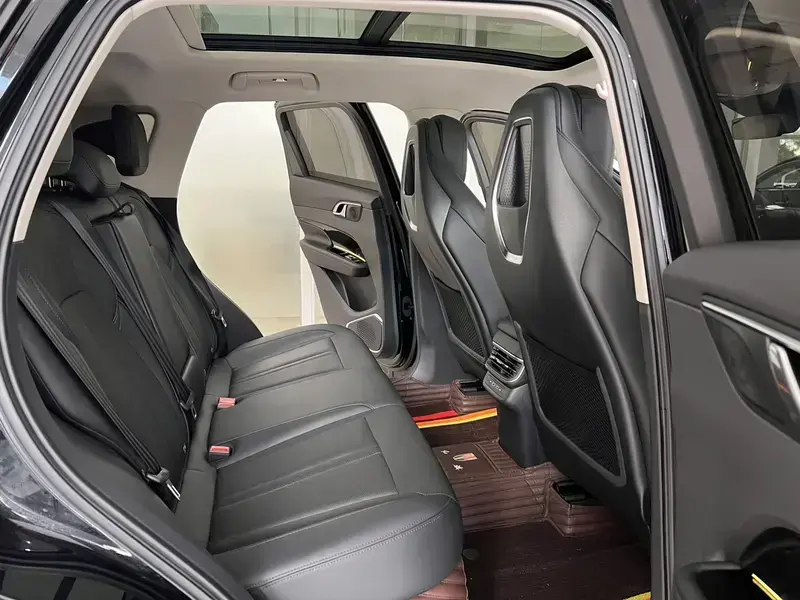 2024 Hongqi HS3 с пробегом 32 000 км