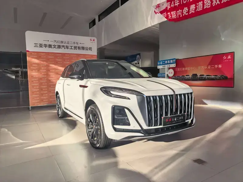 2025 Hongqi HS3 с пробегом 14 000 км