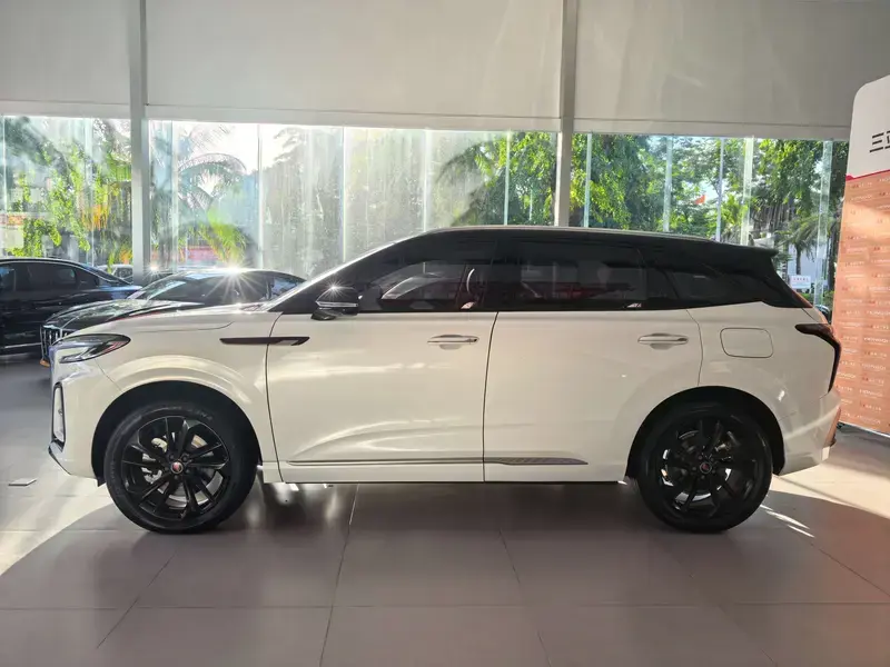 2025 Hongqi HS3 с пробегом 14 000 км