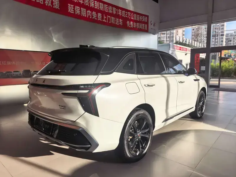 2025 Hongqi HS3 с пробегом 14 000 км