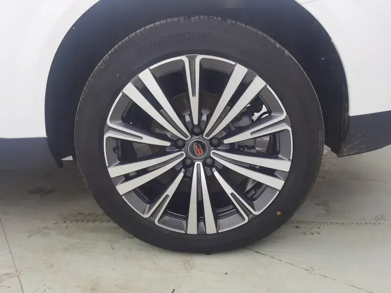 2026 Hongqi HS6 с пробегом 9 700 км