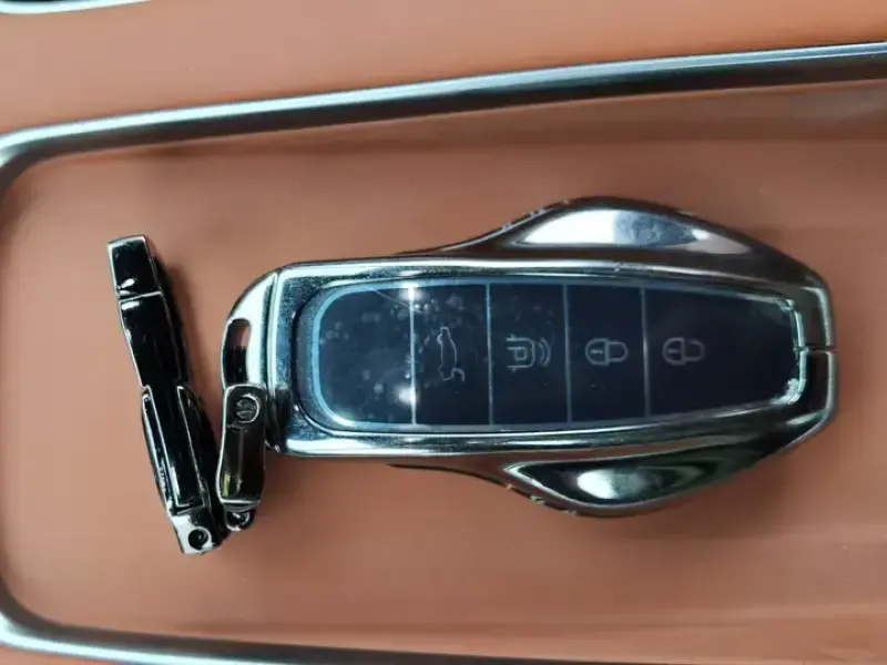 2026 Hongqi HS6 с пробегом 9 700 км