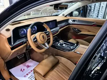 2025 Hongqi H9 с пробегом 9 000 км