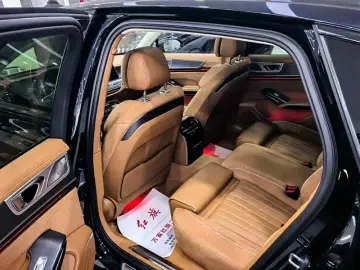 2025 Hongqi H9 с пробегом 9 000 км