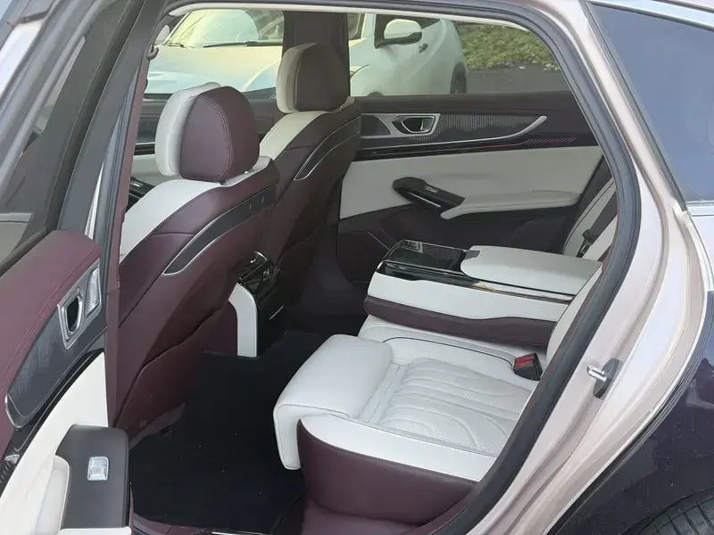 2025 Hongqi H9 с пробегом 4 000 км