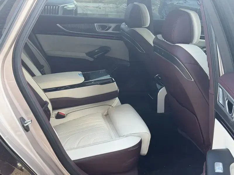 2025 Hongqi H9 с пробегом 4 000 км