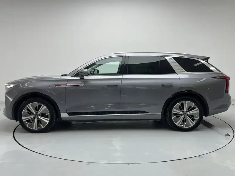 2022 Hongqi E-HS9 с пробегом 22 400 км