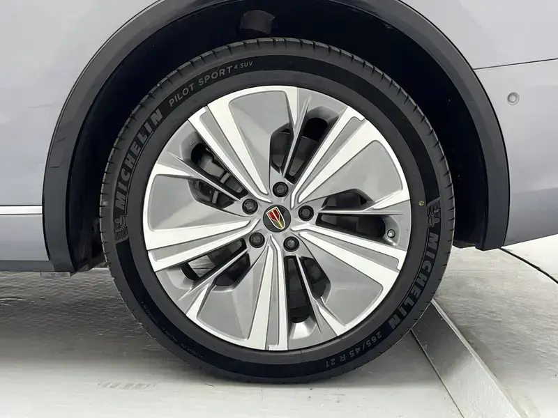 2022 Hongqi E-HS9 с пробегом 22 400 км