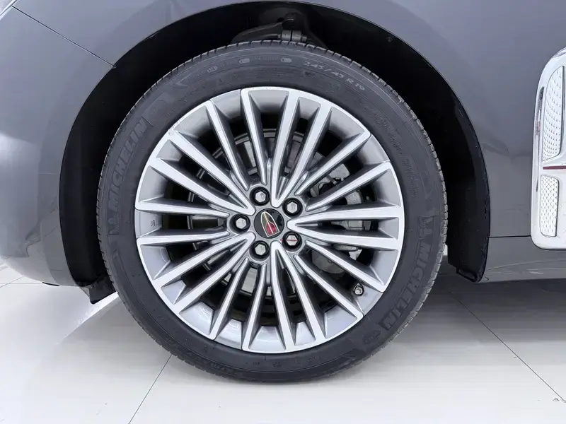 2022 Hongqi H9 с пробегом 14 000 км