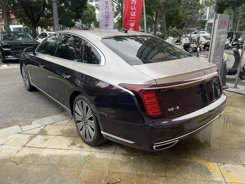 2025 Hongqi H9 с пробегом 10 100 км