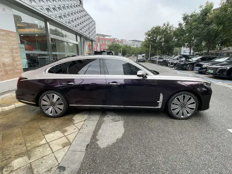 2025 Hongqi H9 с пробегом 10 100 км