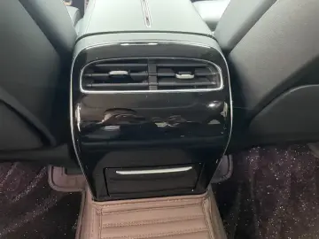 2025 Hongqi H9 с пробегом 10 100 км