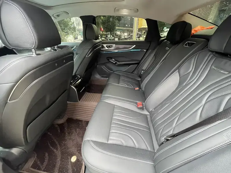 2025 Hongqi H9 с пробегом 10 100 км