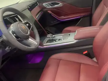 2025 Hongqi HS7 с пробегом 2 000 км