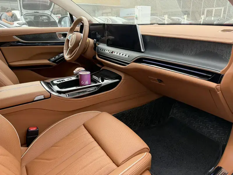 2025 Hongqi H9 с пробегом 1 600 км