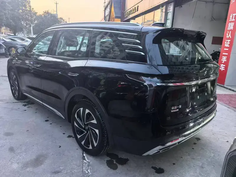 2024 Hongqi HS7 с пробегом 8 000 км