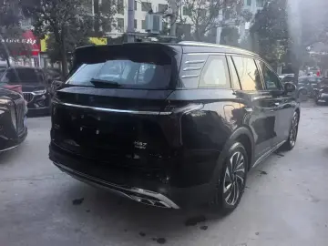 2024 Hongqi HS7 с пробегом 8 000 км