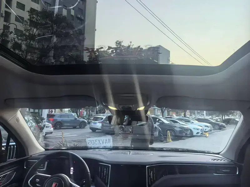 2024 Hongqi HS7 с пробегом 8 000 км