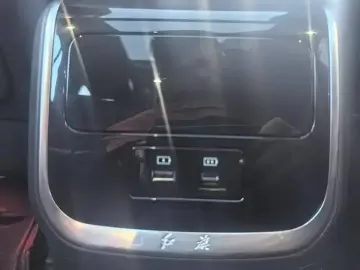 2024 Hongqi HS7 с пробегом 8 000 км