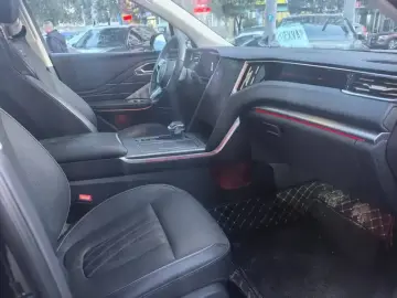 2024 Hongqi HS7 с пробегом 8 000 км