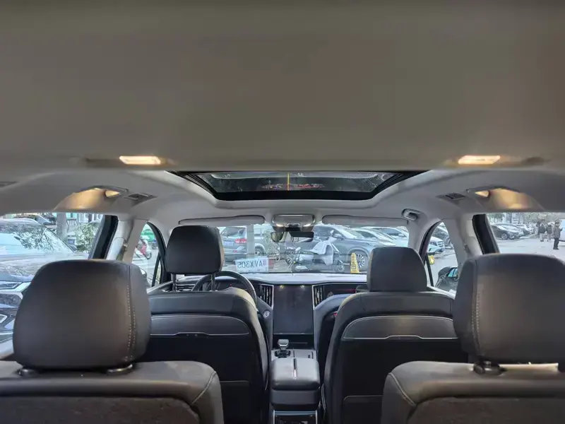2024 Hongqi HS7 с пробегом 8 000 км