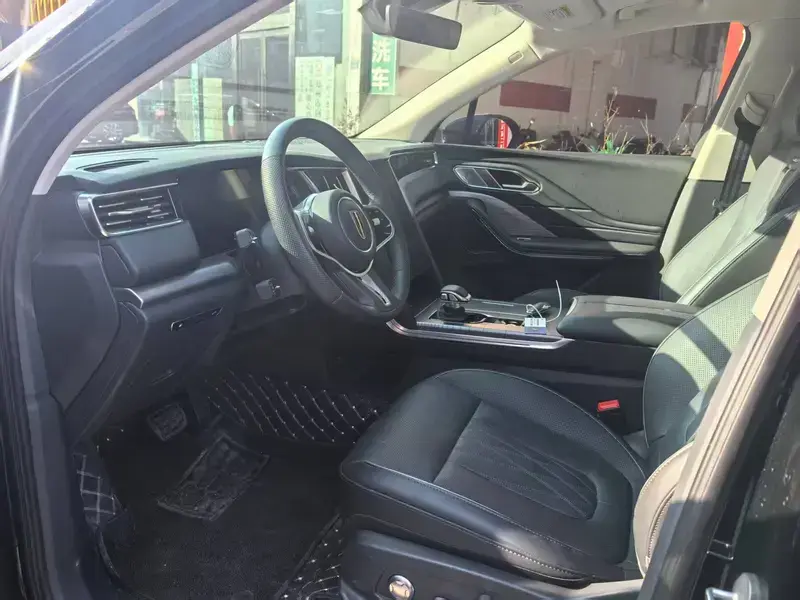 2024 Hongqi HS7 с пробегом 8 000 км