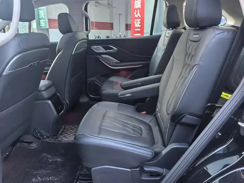 2024 Hongqi HS7 с пробегом 8 000 км