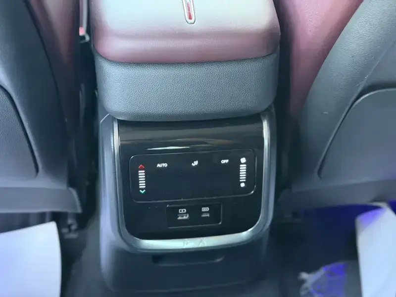 2024 Hongqi HS7 с пробегом 38 000 км