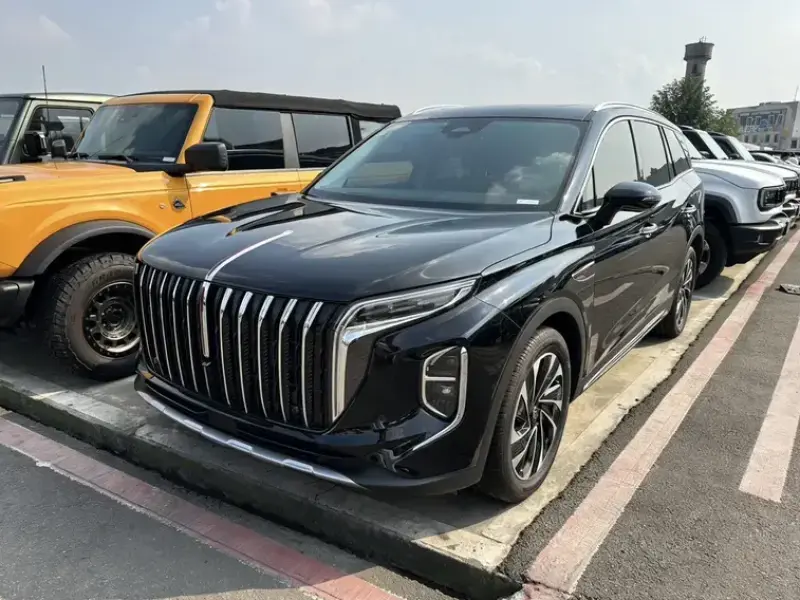 2025 Hongqi HS7 с пробегом 8 000 км