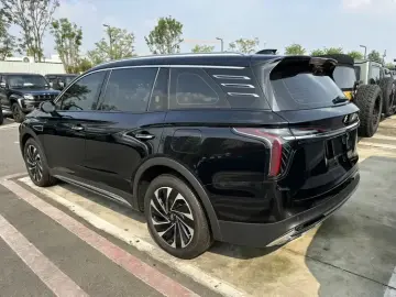 2025 Hongqi HS7 с пробегом 8 000 км