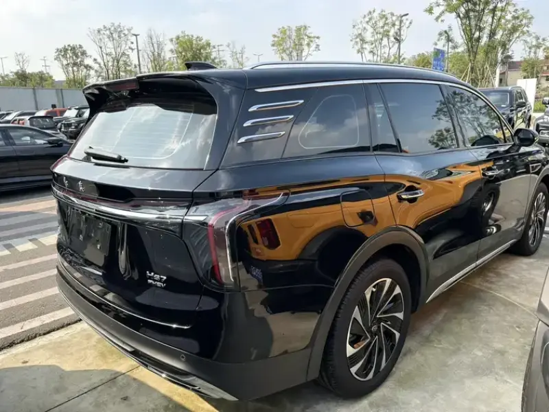 2025 Hongqi HS7 с пробегом 8 000 км