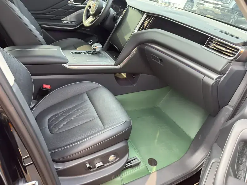 2025 Hongqi HS7 с пробегом 8 000 км