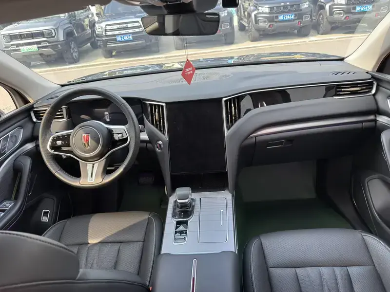 2025 Hongqi HS7 с пробегом 8 000 км