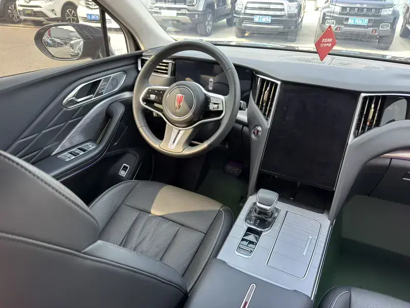2025 Hongqi HS7 с пробегом 8 000 км