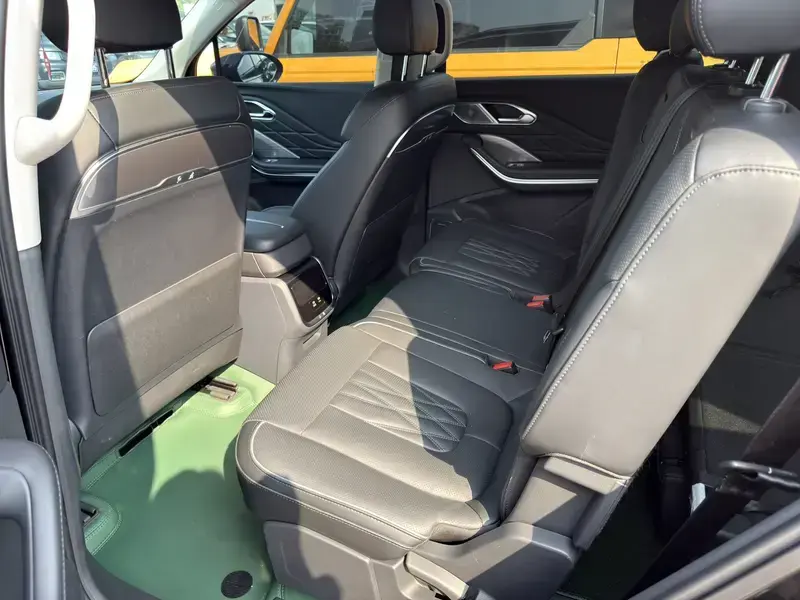 2025 Hongqi HS7 с пробегом 8 000 км