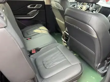 2025 Hongqi HS7 с пробегом 8 000 км