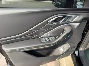 2025 Hongqi HS7 с пробегом 8 000 км