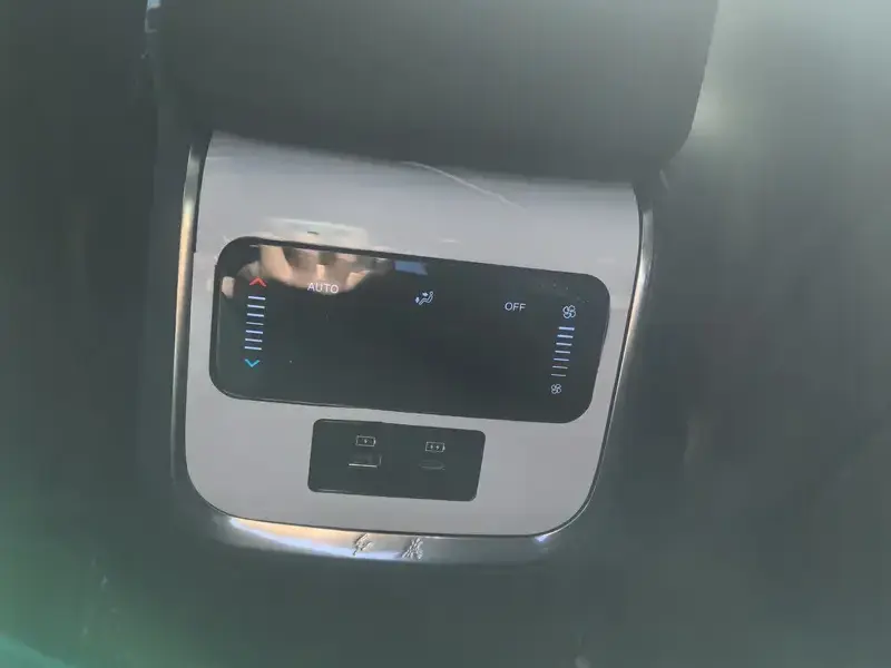 2024 Hongqi HS7 с пробегом 7 000 км