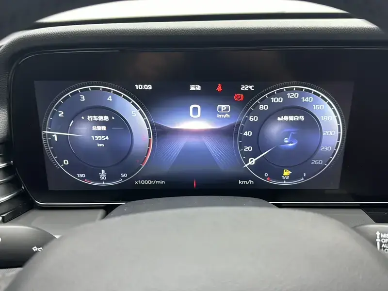 2023 Hongqi HS5 с пробегом 14 000 км